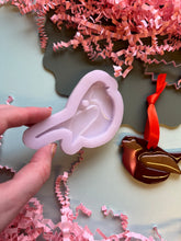 Load image into Gallery viewer, Domed glossy robin decoration mould