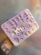 Load image into Gallery viewer, Zig Zags Domed Matisse Palette Silicone Mould