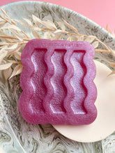 Load image into Gallery viewer, Wavy clip hair clip silicone mould - domed effect