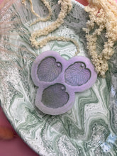 Load image into Gallery viewer, Large cheese plant monstera leaf decoration/keyring silicone mould