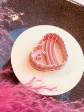 Load image into Gallery viewer, Scalloped heart rainbow detail cutter

