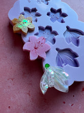 Load image into Gallery viewer, Spring floral trio mould
