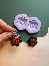 Load image into Gallery viewer, Skull flower hoop charm mould - Party night exclusive!
