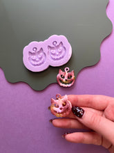 Load image into Gallery viewer, Pre domed pumpkin cat mould
