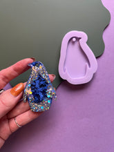 Load image into Gallery viewer, Penguin pre domed decoration/keyring mould
