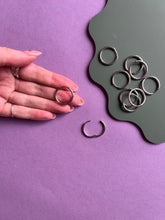 Load image into Gallery viewer, Stainless steel click closure hoops 2cms
