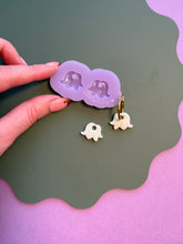 Load image into Gallery viewer, Lily of the valley flower hoop charm mould
