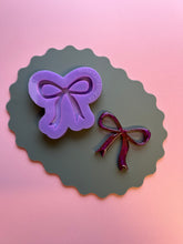 Load image into Gallery viewer, Large dainty bow mould
