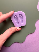 Load image into Gallery viewer, Domed &amp; detailed flip flops mould
