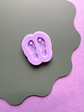 Load image into Gallery viewer, Domed &amp; detailed flip flops mould
