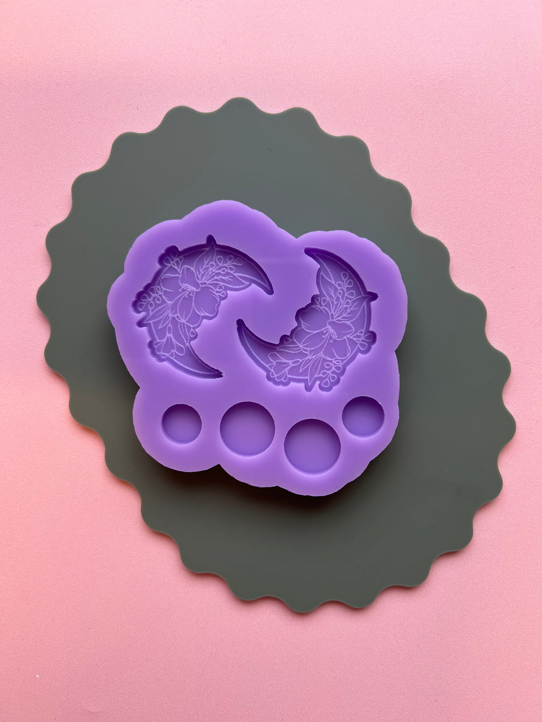 Engraved floral moon mould