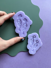 Load image into Gallery viewer, Domed &amp; Engraved Hoopoe bird moulds - Bird moulds for resin jewellery
