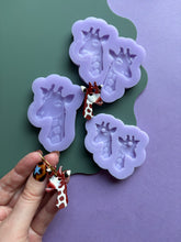 Load image into Gallery viewer, Domed &amp; Engraved Giraffe moulds - Animal moulds for resin jewellery
