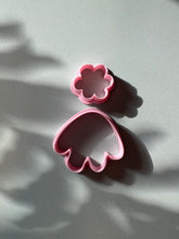 Load image into Gallery viewer, Abstract flower splodge cutter set
